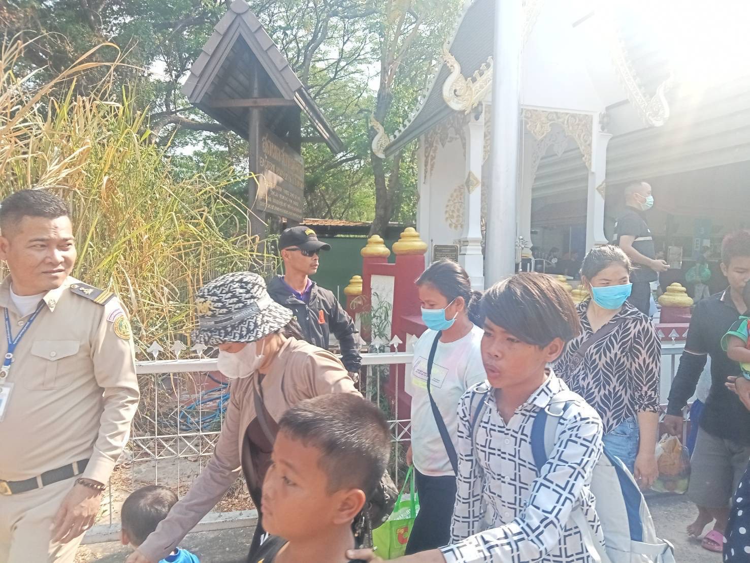 ไทยผลักดันแรงงานกัมพูชาลอบเข้าเมือง 106 คน กลับประเทศ ผ่านด่านคลองลึก จ.สระแก้ว