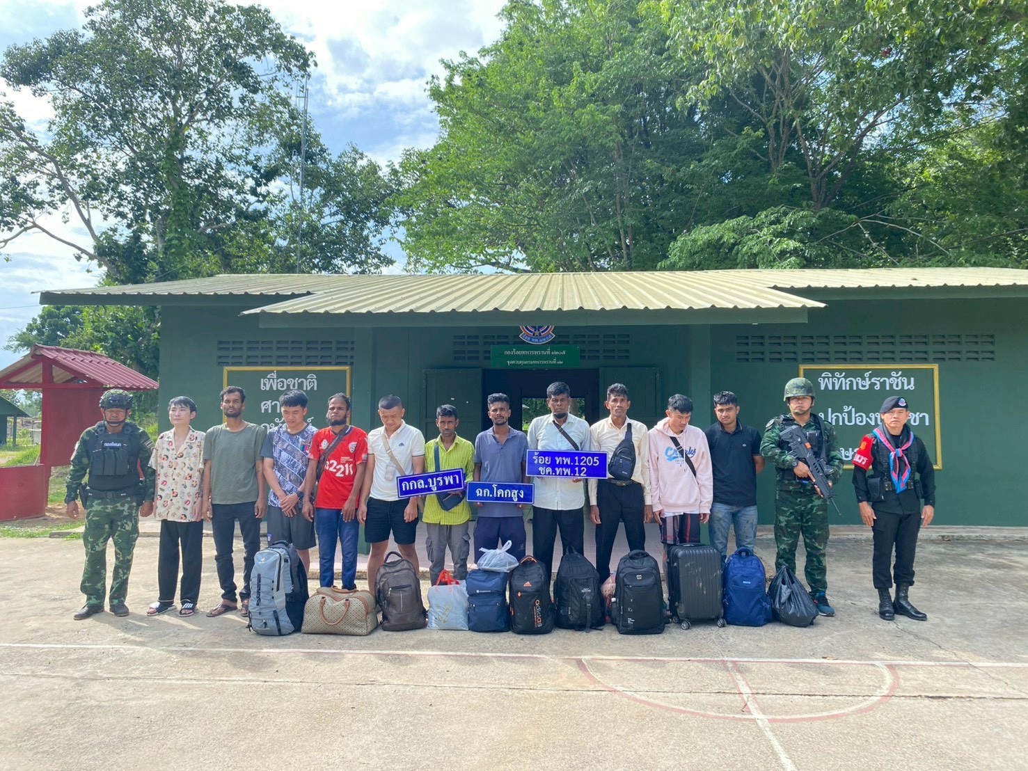 จับกุมชาวต่างชาติและคนไทยรวม 11 คน หลังลักลอบเดินเท้าข้ามช่องทางธรรมชาติบริเวณรอยต่อหลักเขตที่ 41-42 บ้านอ่างศิลา ตำบลโนนหมากมุ่น อำเภอโคกสูง จังหวัดสระแก้ว