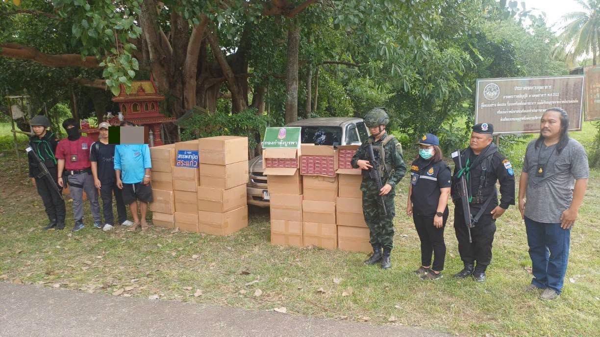 กองกำลังบูรพาลุยเข้ม! สกัดกระบะซุกบุหรี่เถื่อน 1,200 ซอง ก่อนรวบ 12 ต่างชาติลอบข้ามแดนกลางดึก